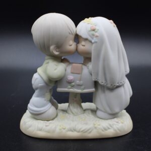 Vintage 1992 Precious Moments "Sealed with a Kiss" Figurine - Porcelain Kissing Couple Decor for Collectors