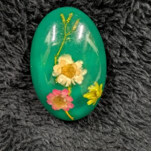 Vintage Lucite Floral Brooch | Retro Green Oval Pin with Encased Dried Flowers – Nature’s Beauty Preserved!