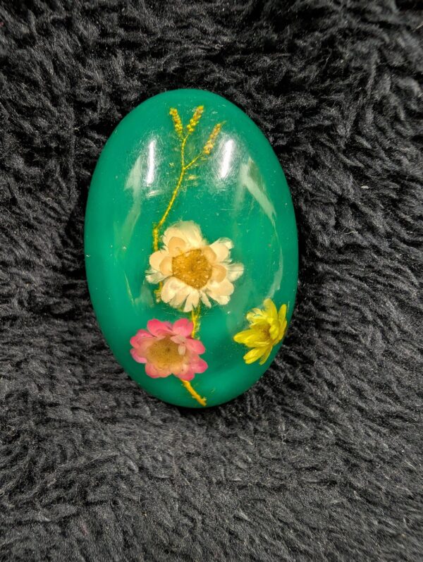 Vintage Lucite Floral Brooch | Retro Green Oval Pin with Encased Dried Flowers – Nature’s Beauty Preserved!