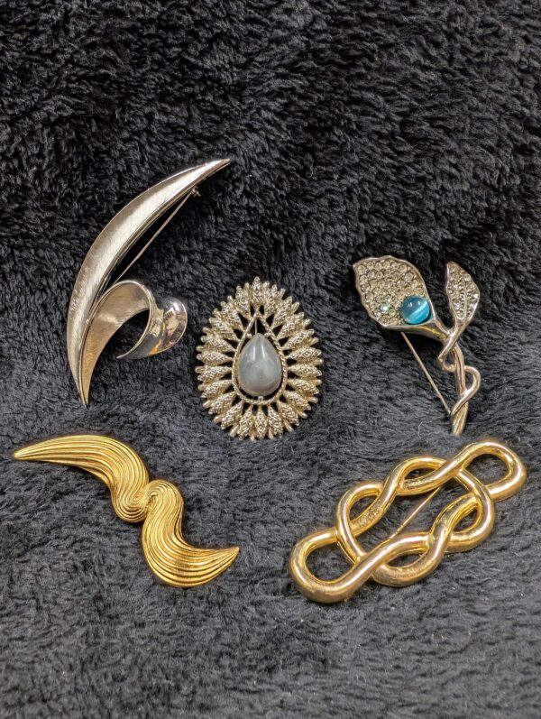 Vintage Brooch Pin Collection | Choice of Elegant Mid-Century Styles – Timeless Charm for Any Look!