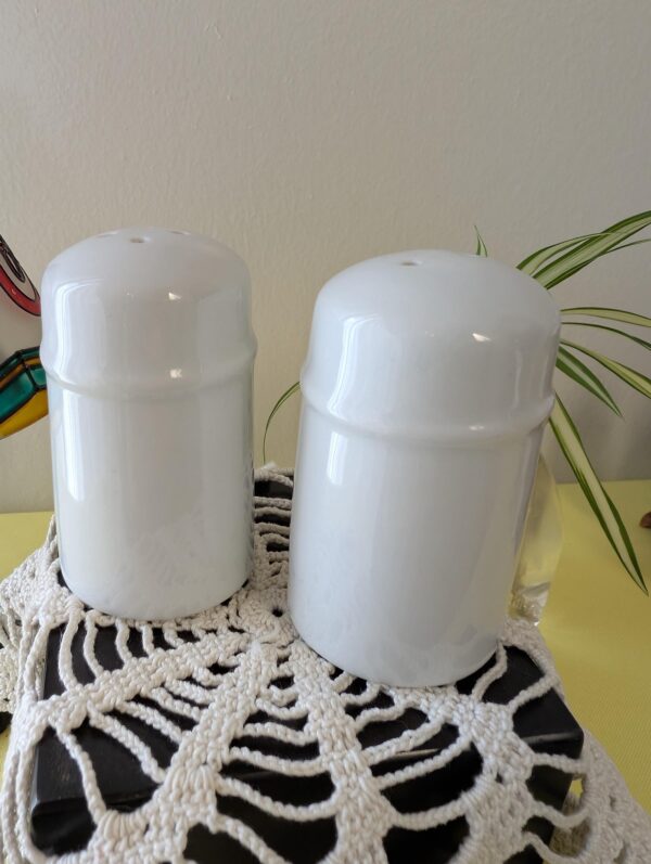 White Ceramic Salt & Pepper Shaker Set | Minimalist Cylinder Shakers | Classic Glossy White | Retro Kitchen Tableware