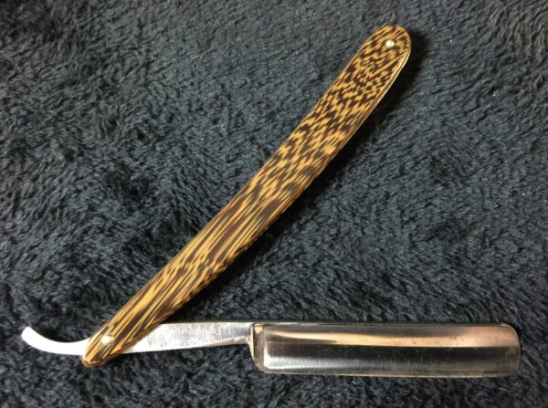 Shumate straight razor No. 256 9/16" full hollow ground with rare handle scales and original box!